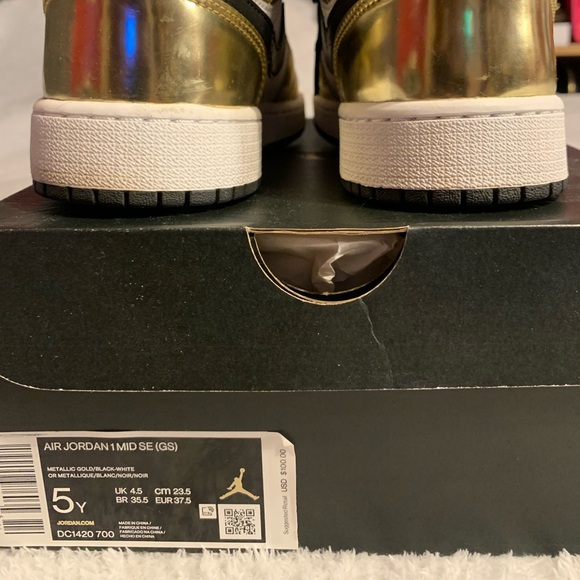 Womens Air Jordan Mids - Picture 4 of 5